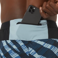 Pantalón Corto Asics Wild Camo 5IN Azul Negro -Saucony Tienda pantalon corto asics wild camo 5in azul negro 4